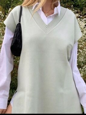 ZARA Women V-Neck Knit Vest in pastel Green Medium